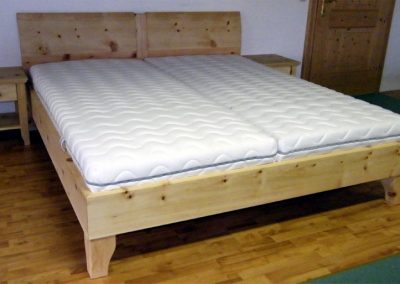 Handgefertigtes Zirbenholz-Doppelbett mit Nachtkästchen 4