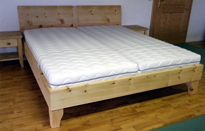 Handgefertigtes Zirbenholz-Doppelbett