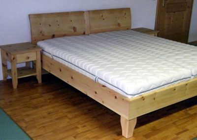 Handgefertigtes Zirbenholz-Doppelbett mit Nachtkästchen 6