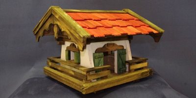 Vogelhaus handgearbeitet mit rotem Dach