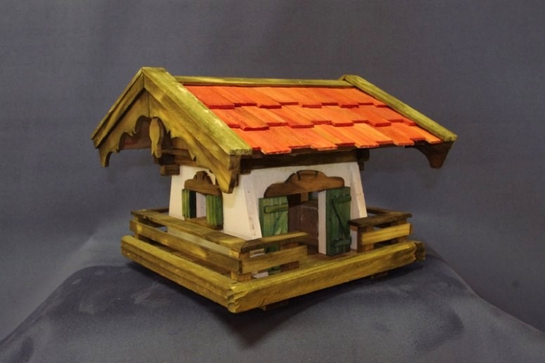 Vogelhaus handgearbeitet mit rotem Dach
