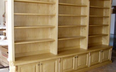 Anrichte mit aufgesetztem Bücherregal