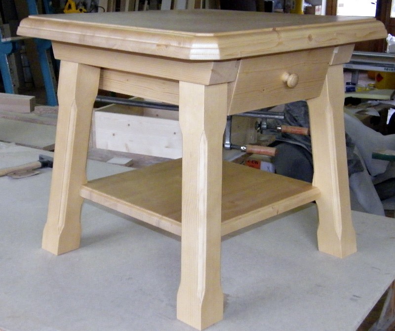 Rustikaler Tisch mit Schublade