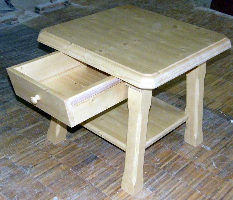 Rustikaler Tisch mit Schublade und Ablagefach Rustikaler Tisch mit Schublade und Ablagefach
