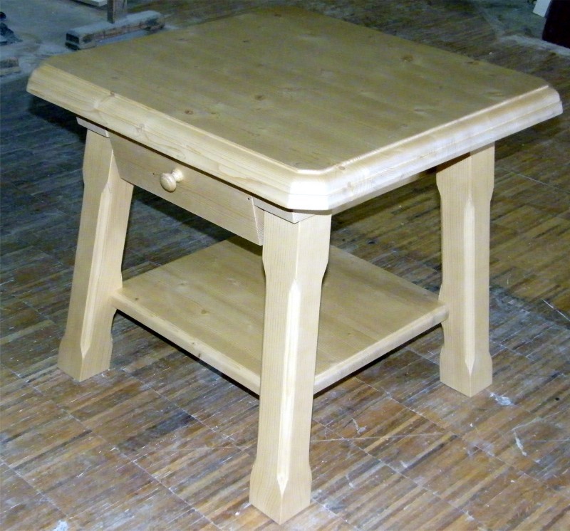 Rustikaler Tisch mit Ablagefach