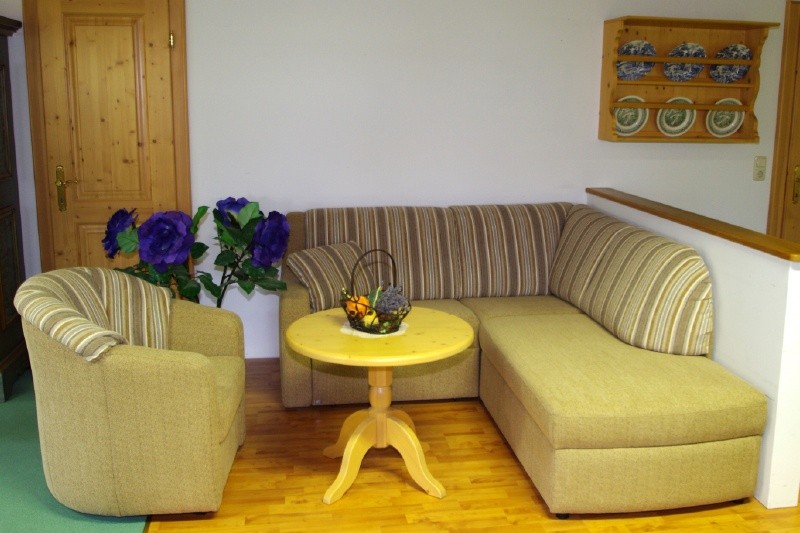 Sedda Doppelbett Couch Sprint grün Gesamtansicht mit Sessel,Tisch und Deko