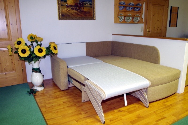 Sedda Doppelbett Couch Sprint grün Gesamtansicht ohne Sessel, Tisch und Deko aufgeklappt