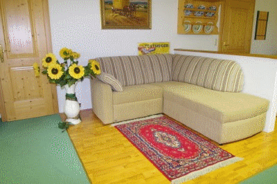 animiertes Bild Aufklappvorgang Sedda Doppelbett Couch Sprint grün Gesamtansicht ohne Sessel, Tisch und Deko